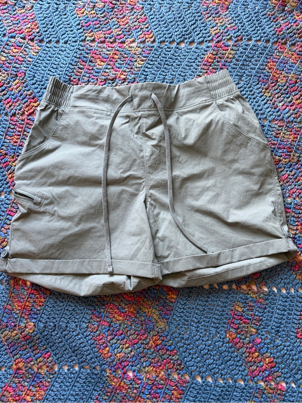 Eddie Bauer Casual Drawstring Shorts in Light Gray/Green, size Small